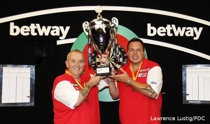 Phil Taylor &amp; Adrian Lewis houden de World Cup-beker vast