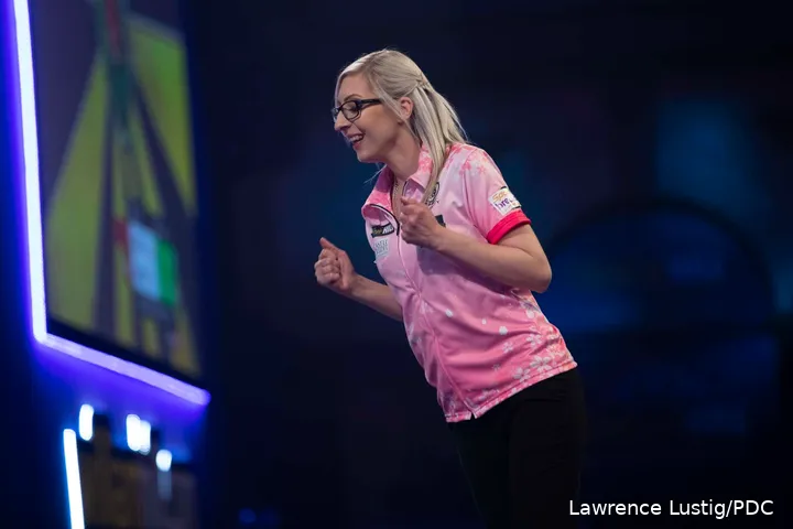 Fallon Sherrock balt haar vuisten na het winnen van een leg