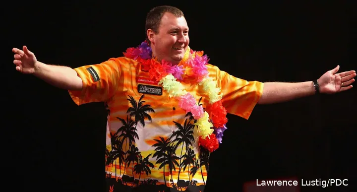 Wayne Mardle danst bij het betreden van het podium
