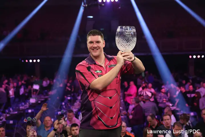 Daryl Gurney poseert met zijn World Grand Prix-trofee.