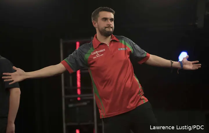 Jamie Lewis maakt een vreugdegebaar