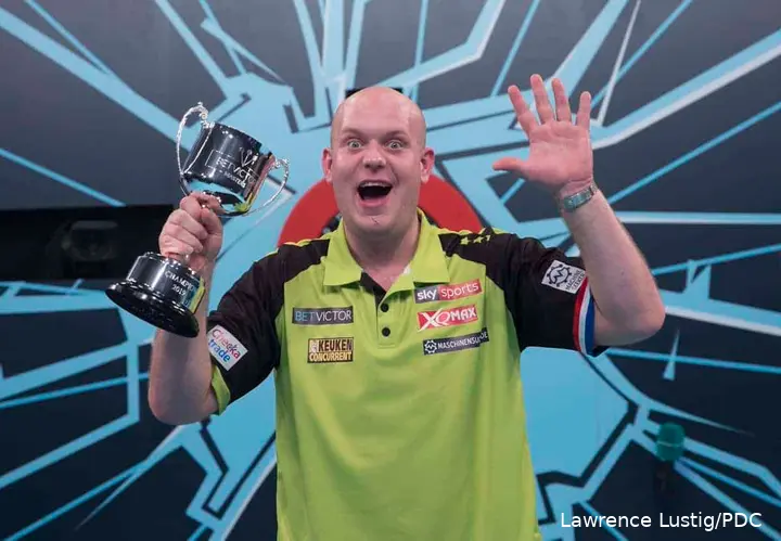 Michael van Gerwen Masters poseert met de World Masters-trofee.