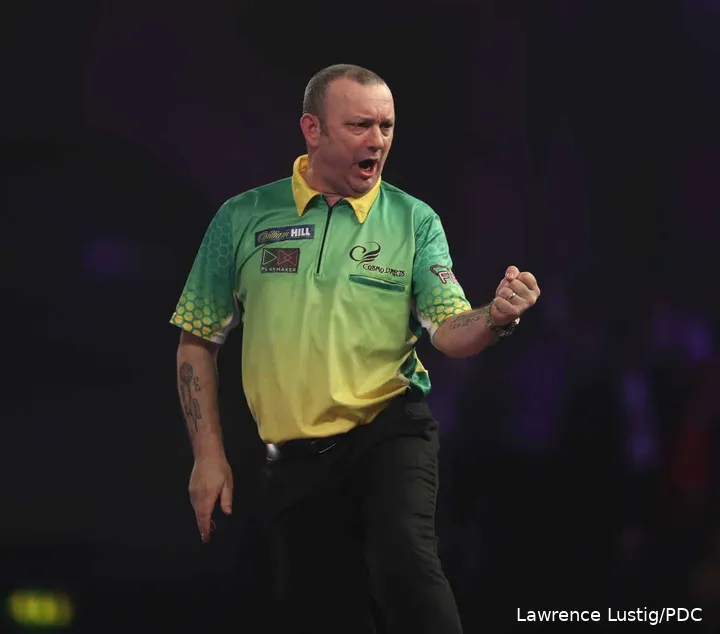 Darren Webster balt de vuist
