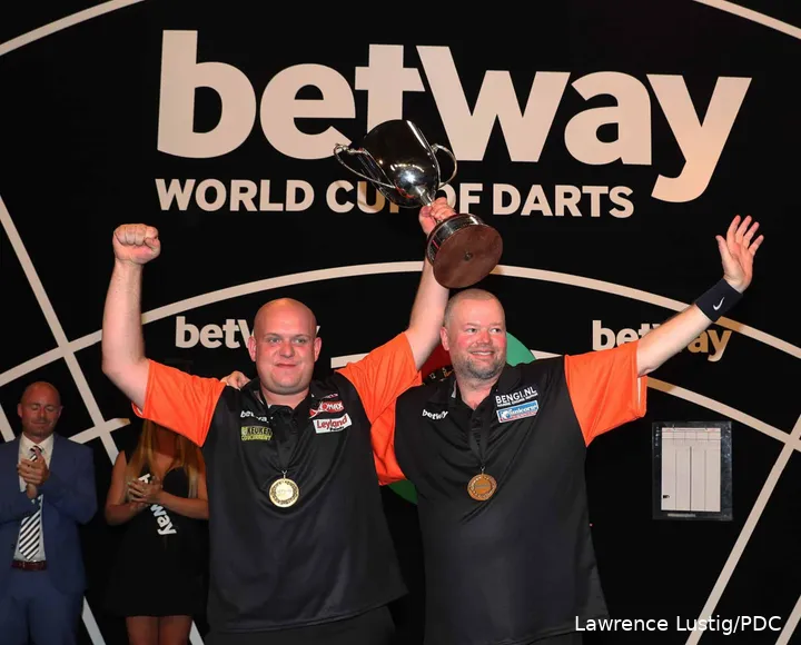 Michael van Gerwen en Raymond van Barneveld bezorgden Nederland in 2018 voor het laatst een titel op de World Cup of Darts