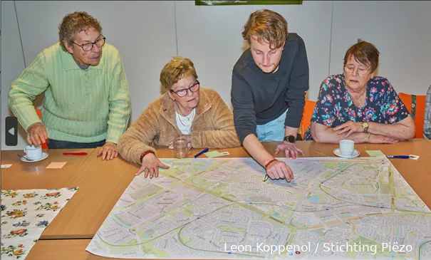 ouderen van het vonkje in palenstein in gesprek met architecten over cultuur en hun plek fotograaf leon koppenol