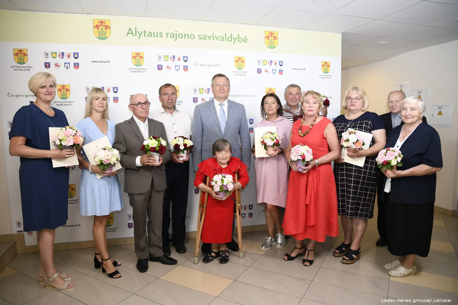 nuotr bendra jubiliatu nuotrauka su savivaldybes meru
