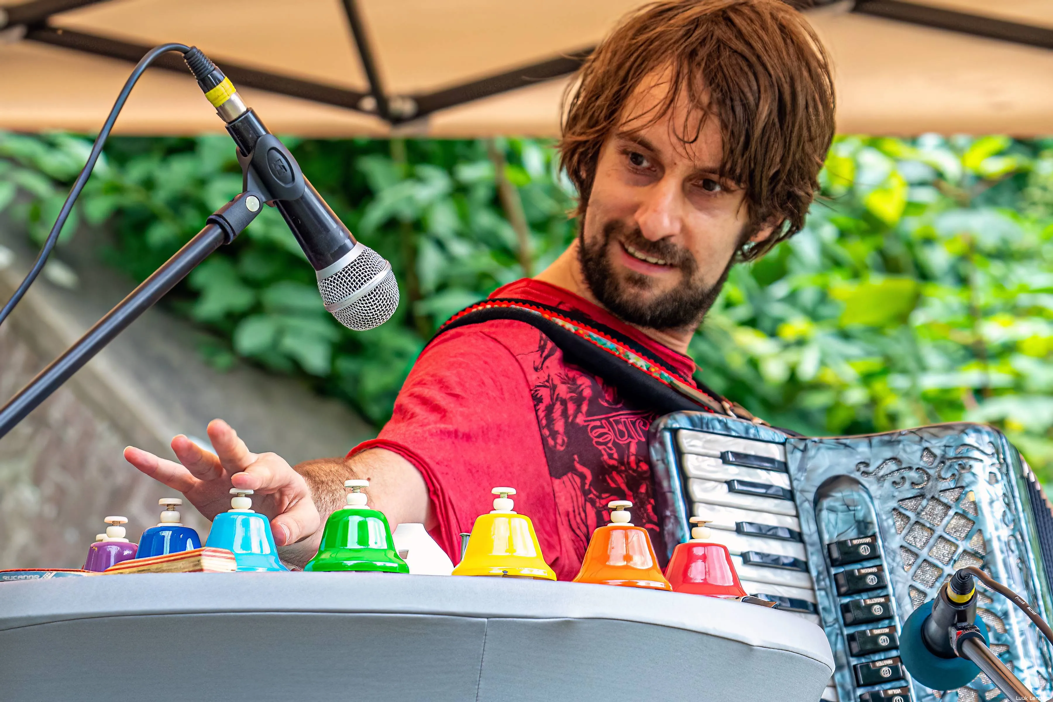 Creatief folkconcert van Luuk Lenders in het Gouverneurshuis