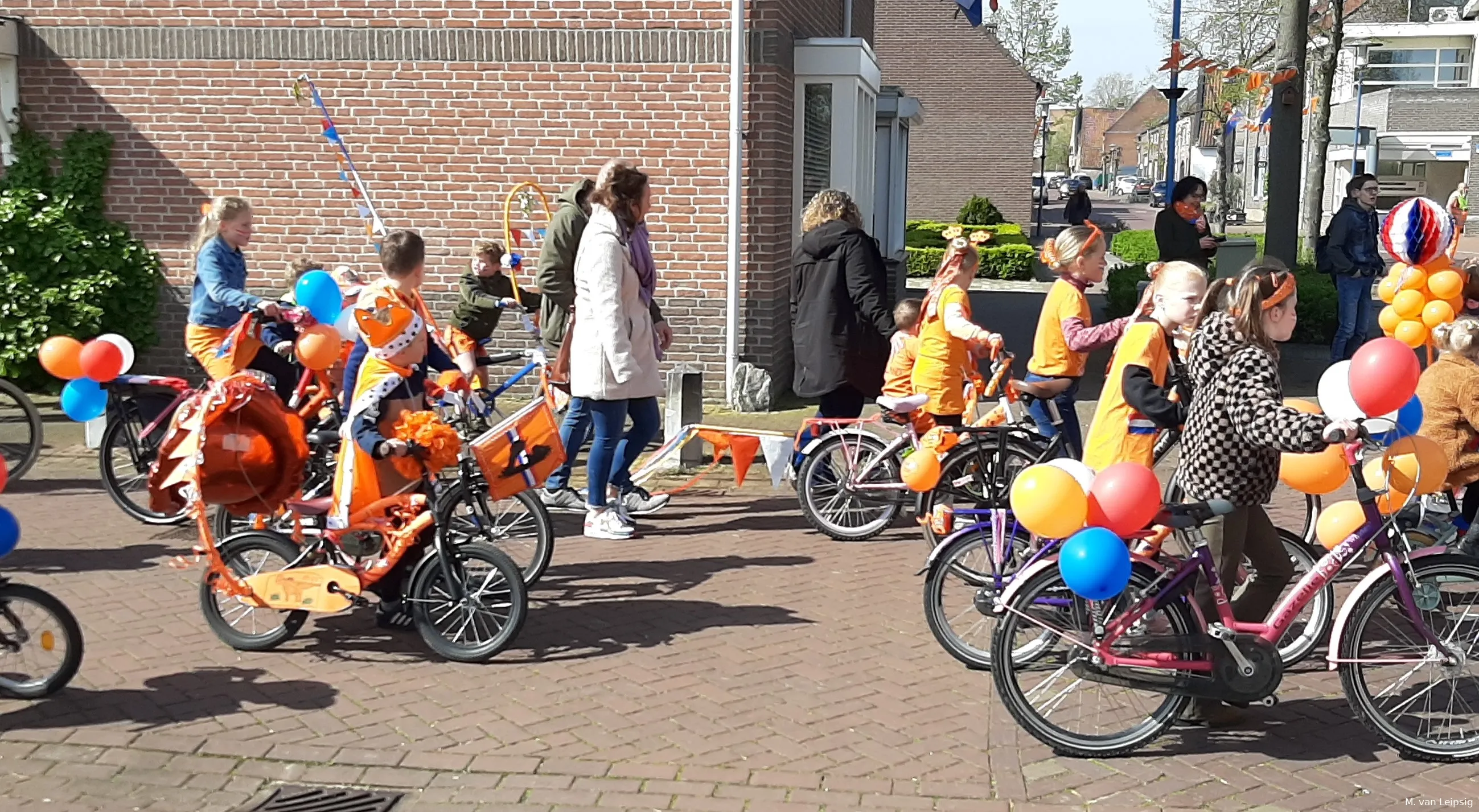 viering koningsdag 2023 in heel aankomst op het raadhuisplein