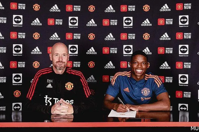 officiel malacia rejoint man united pour 25 millions d euros fw55sjfwiaaxkfx 344921