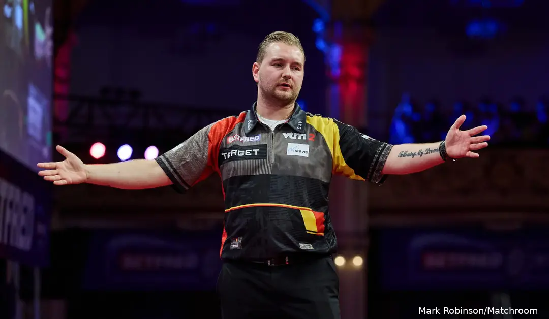Dimitri Van den Bergh op het podium van de World Matchplay