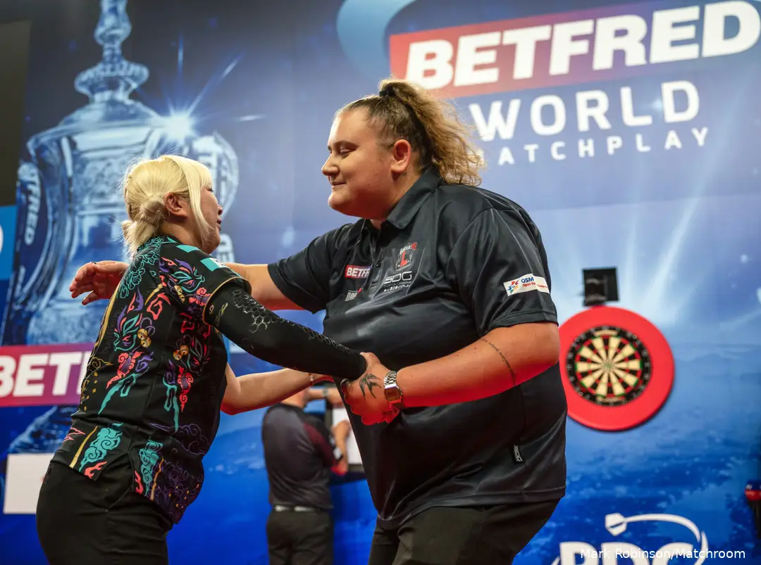 Greaves (R) versloeg Suzuki (L) in de halve finales van de 2024 Women's World Matchplay&nbsp;