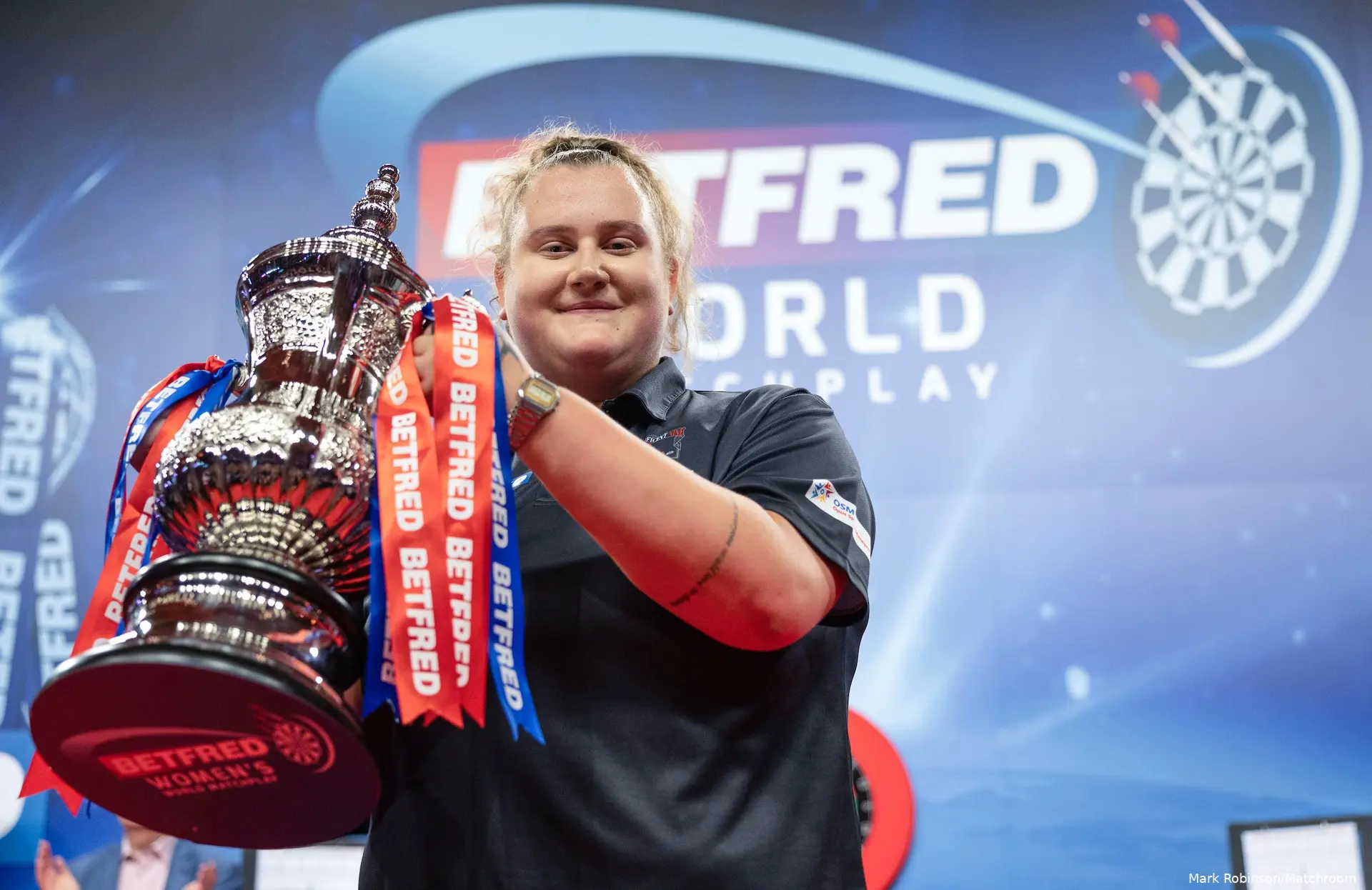 Beau Greaves met de beker van de Women's World Matchplay