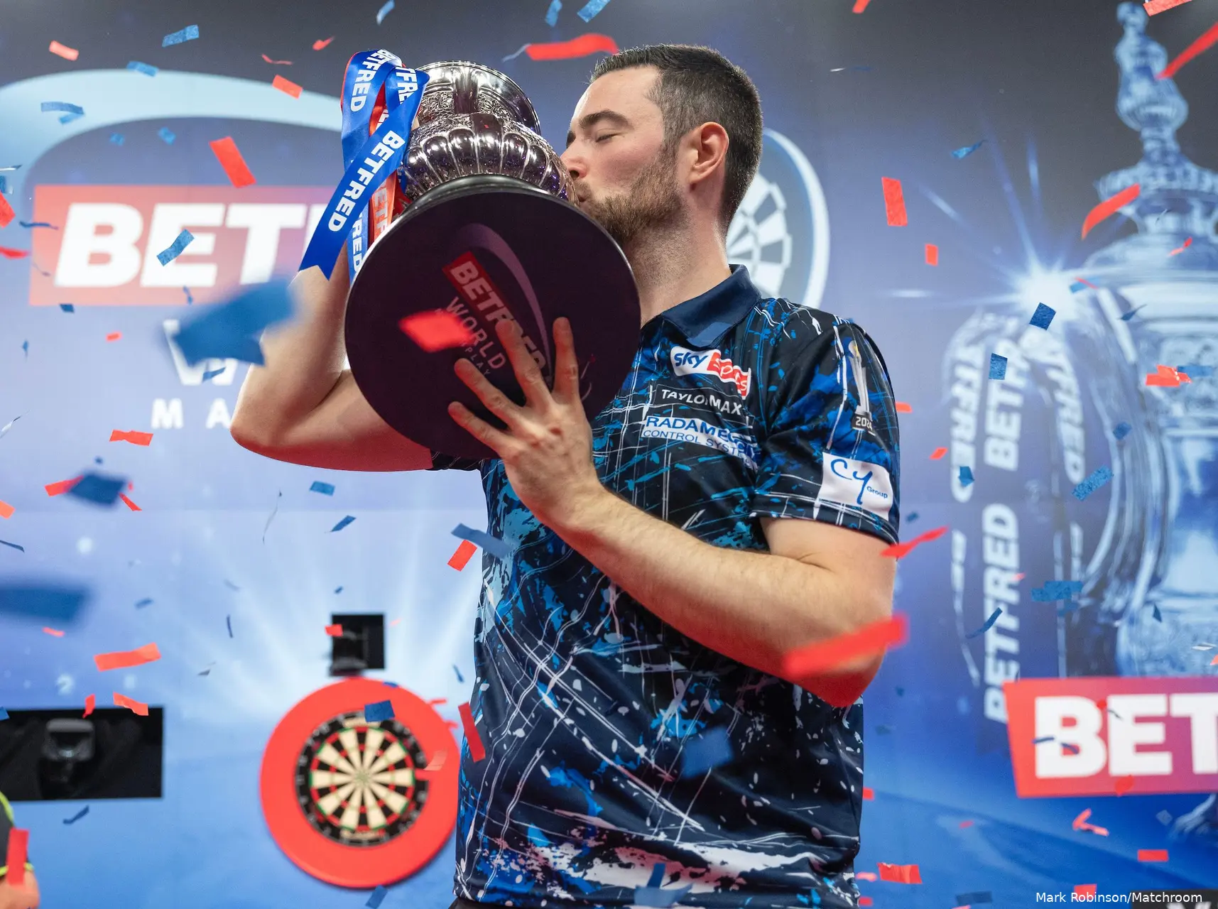 Luke Humphries kust de Phil Taylor Trophy