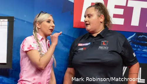 Fallon Sherrock im Gespräch mit Beau Greaves nach dem Finale