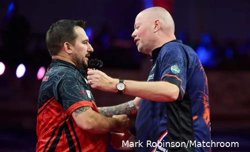 Jonny Clayton und Raymond van Barneveld auf der Bühne im Winter Gardens