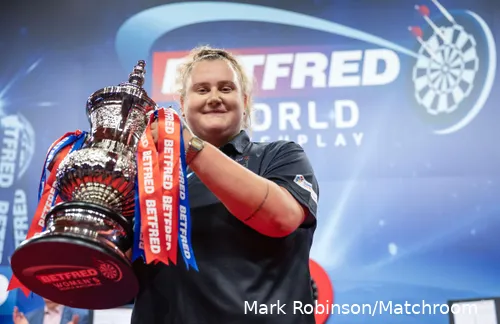 Beau Greaves met haar World Matchplay-trofee