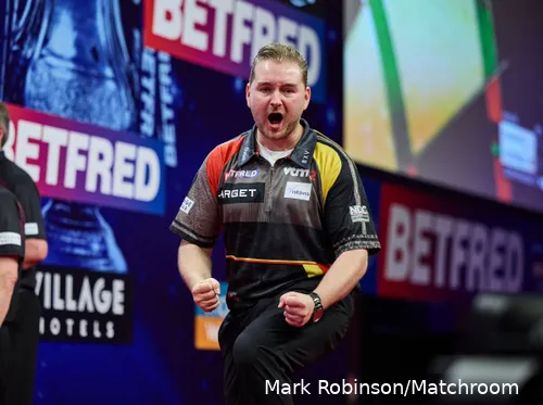 Dimitri Van den Bergh in actie op de World Matchplay