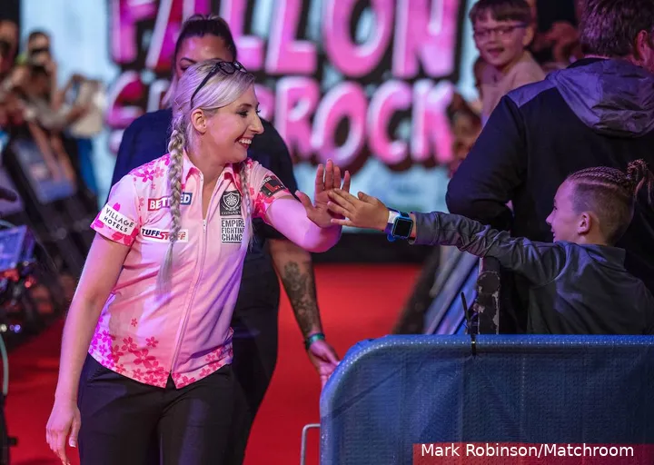 Trotz eines schwierigen Jahres präsentierte sich Fallon Sherrock beim Women’s World Matchplay 2025 in beachtlicher Verfassung und erreichte das Finale