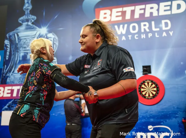 Greaves (R) versloeg Suzuki (L) in de halve finales van de 2024 Women's World Matchplay&nbsp;