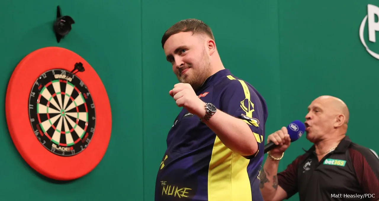 Erst seit anderthalb Jahren auf der Tour und schon jetzt ein halbes Buch voller denkwürdiger Geschichten: Luke The Nuke Littler gilt als die Nachwuchs-Sensation des Dartsports