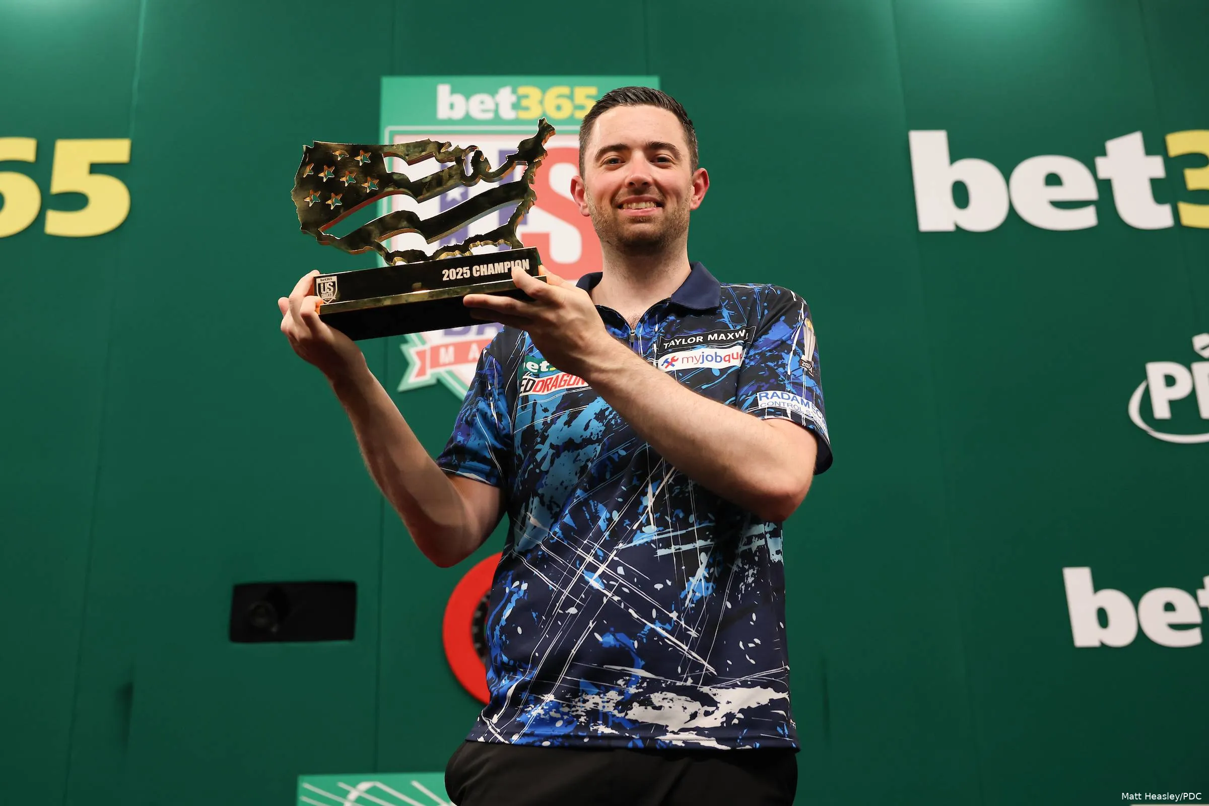 Luke Humphries toont de beker die hij kreeg na zijn eindzege op de US Darts Masters