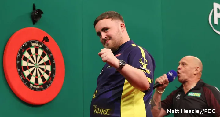 Erst seit anderthalb Jahren auf der Tour und schon jetzt ein halbes Buch voller denkwürdiger Geschichten: Luke The Nuke Littler gilt als die Nachwuchs-Sensation des Dartsports