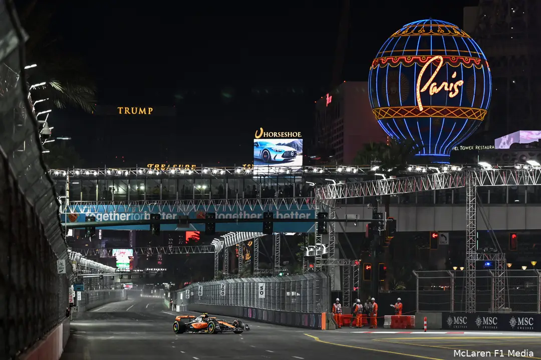 F1-auto's over The Strip leverden unieke beelden op in Las Vegas. (Foto: McLaren F1 Media)