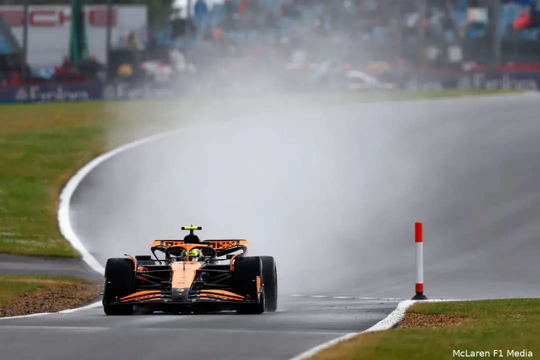 <i>McLaren maakte er in de regenrace in Silverstone strategisch gezien een potje van.</i>