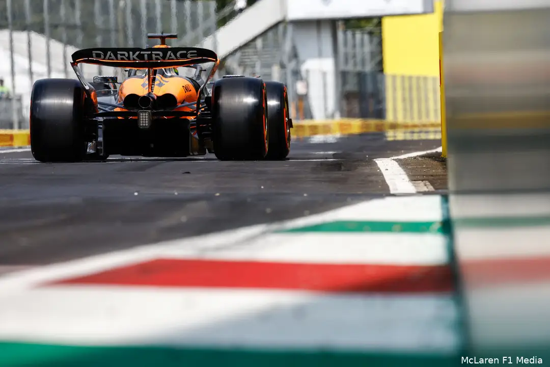 De McLaren van Lando Norris in actie