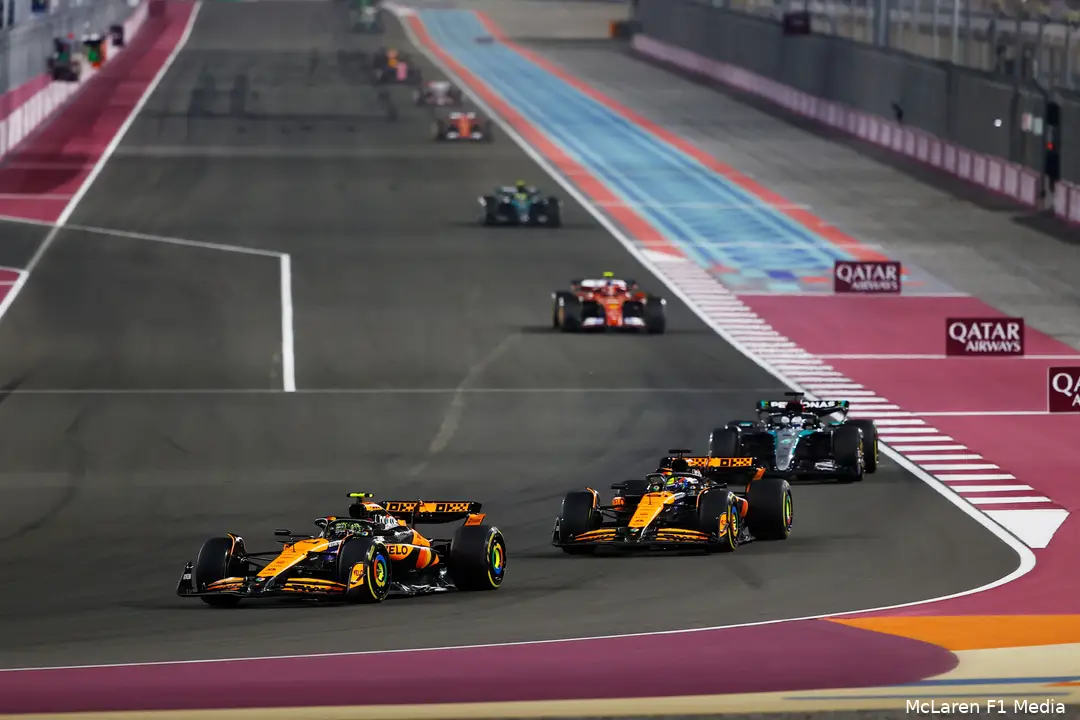 <i>Verstappen rijdt helemaal boven in beeld op een kansloze negende plek achter Hülkenberg en Gasly.</i>