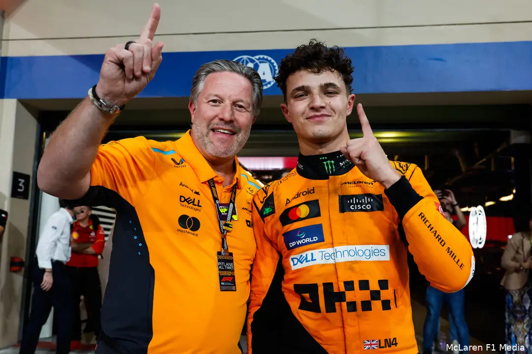 <i>Zak Brown en Lando Norris vieren een feestje.</i>