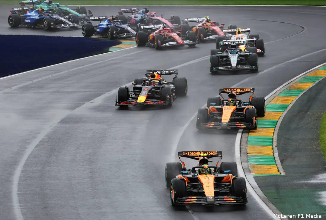 <i>Max Verstappen leek richting bocht 1 even de leiding te kunnen pakken.&nbsp;</i>
