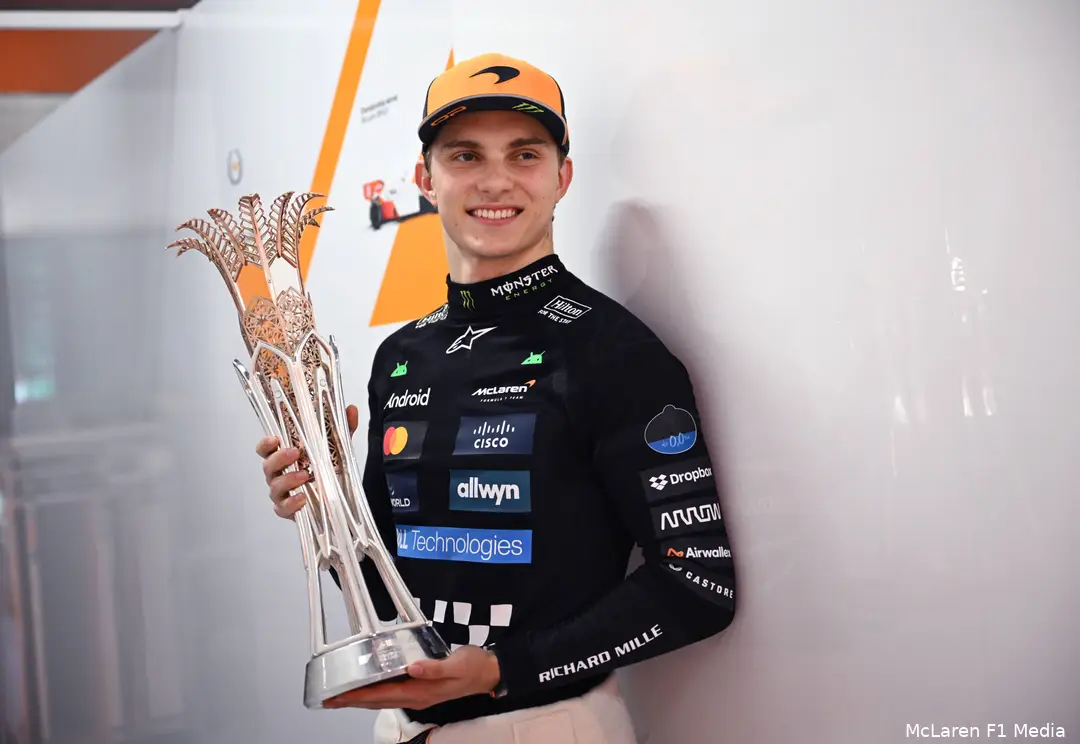 <i>Voor de derde keer dit seizoen staat Oscar Piastri met de grootste beker in handen.&nbsp;</i>