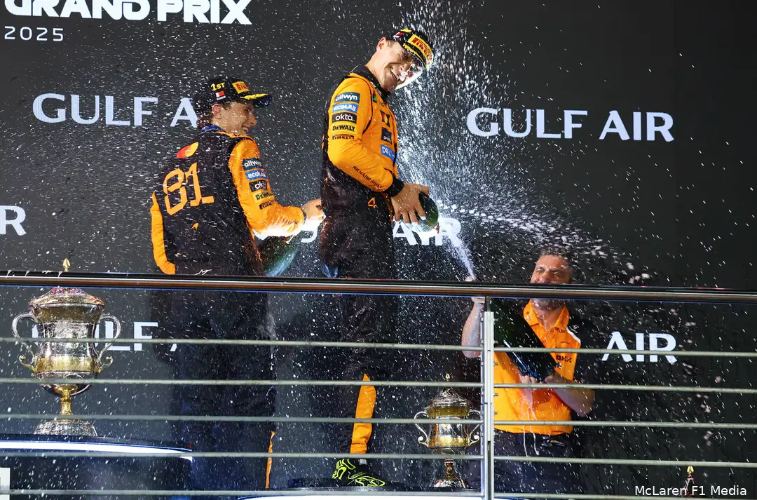 piastri norris mclaren bahrein stella podium 2210082979