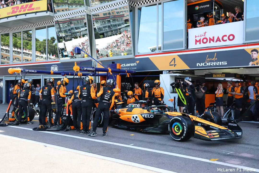 <i>Deze pitstop kostte Piastri bijna het podium.</i>