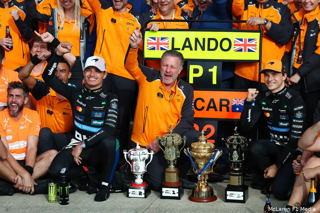 oscar piastri podium silverstone 2025 lando norris team foto