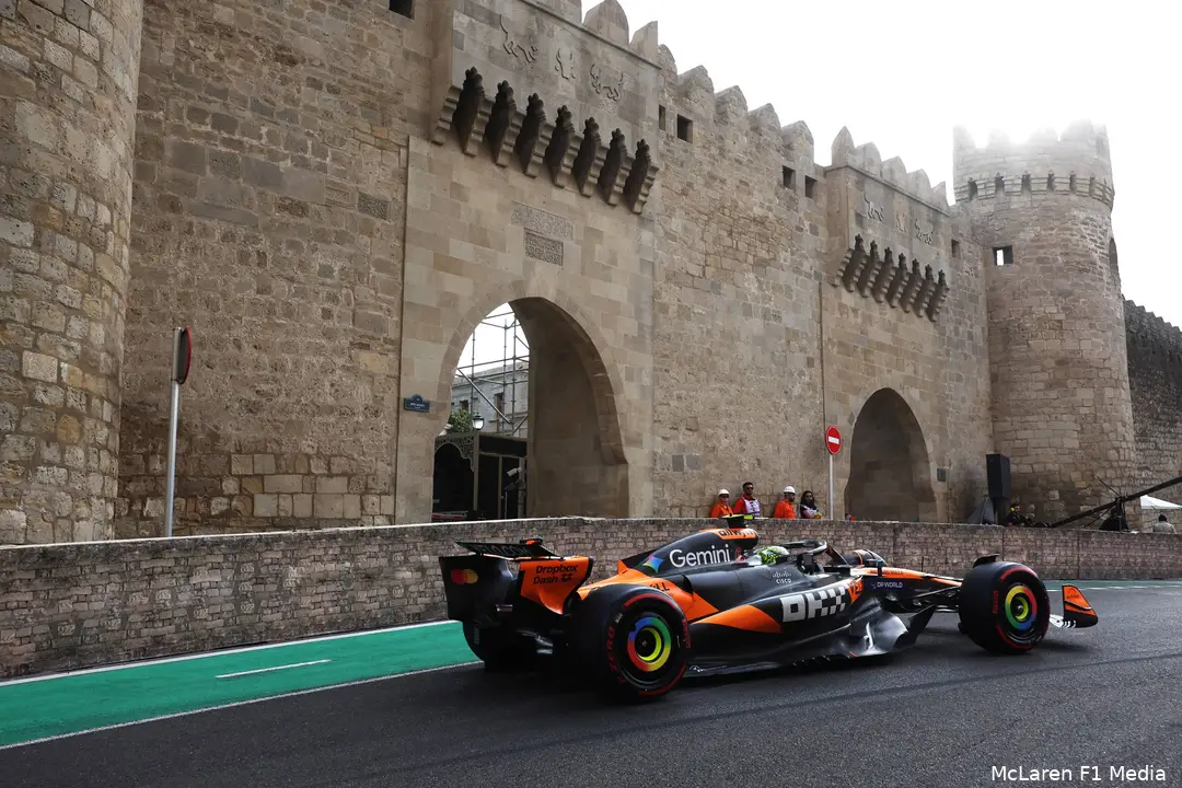 lando-norris-mclaren-baku-vrijdag (5)