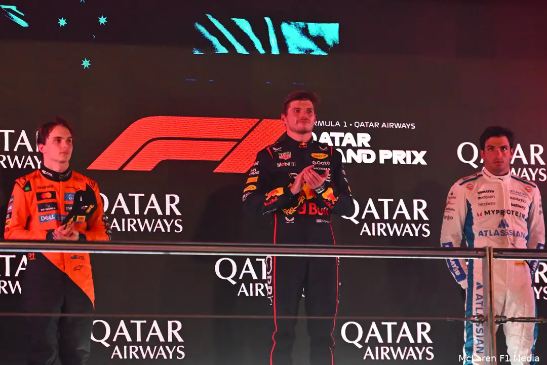 oscar-piastri-mclaren-max-verstappen-red-bull-racing-sainz-carlos-williams-gp-qatar-2025-zondag-podium