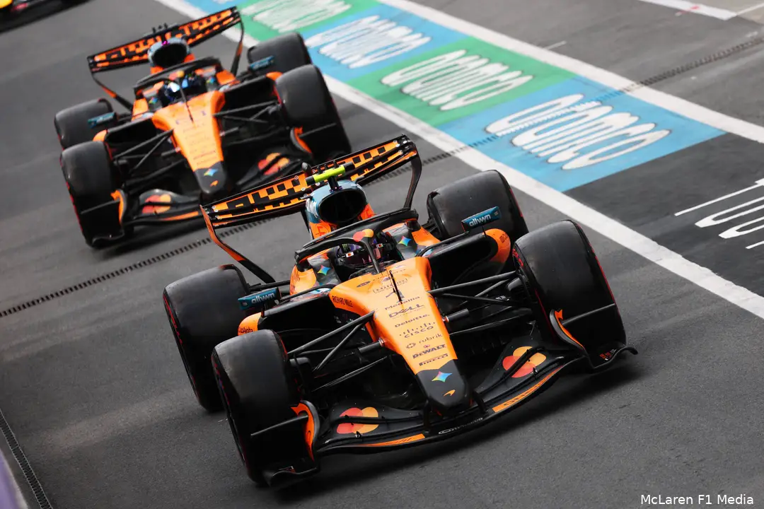 lando-norris-pits-pitstraat-oscar-piastri-mclaren-canada-2026-zaterdag