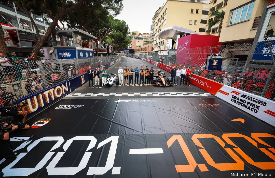 mclaren-grand-prix-1000-monaco-grid-lando-norris-mika-hakkinen-oscar-piastri-zak-brown-andrea-stella-fernando-alonso-david-coulthard-juan-pablo-montoya-lewis-hamilton-1