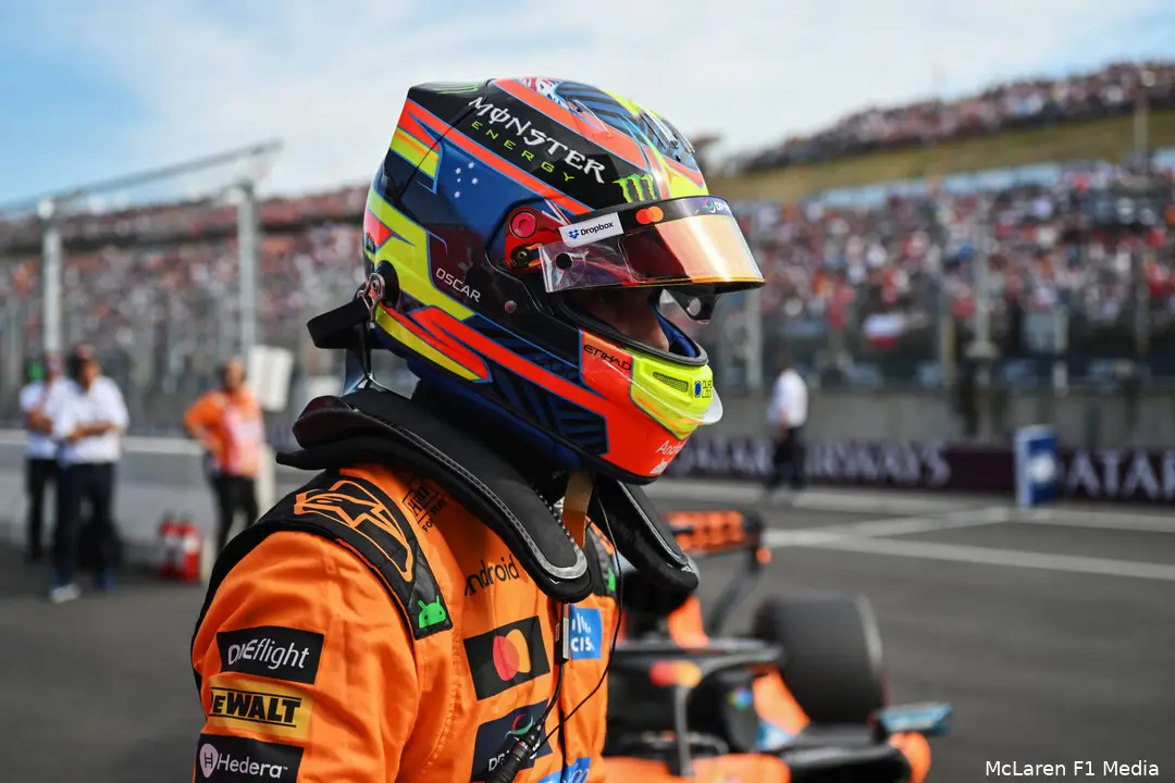 oscar-piastri-mclaren-2026-hongarije-zaterdag-kwalificatie-helm
