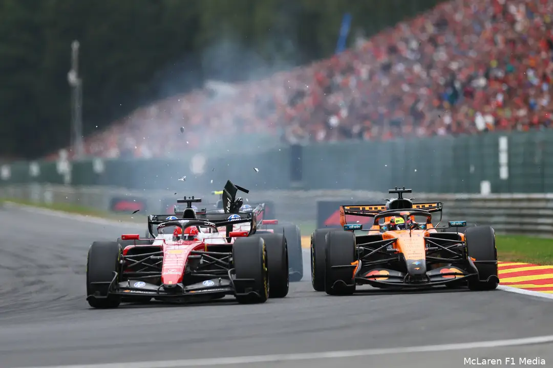 oscar-piastri-mclaren-gp-belgie-2026-zondag-lewis-hamilton-touche-brokstukken