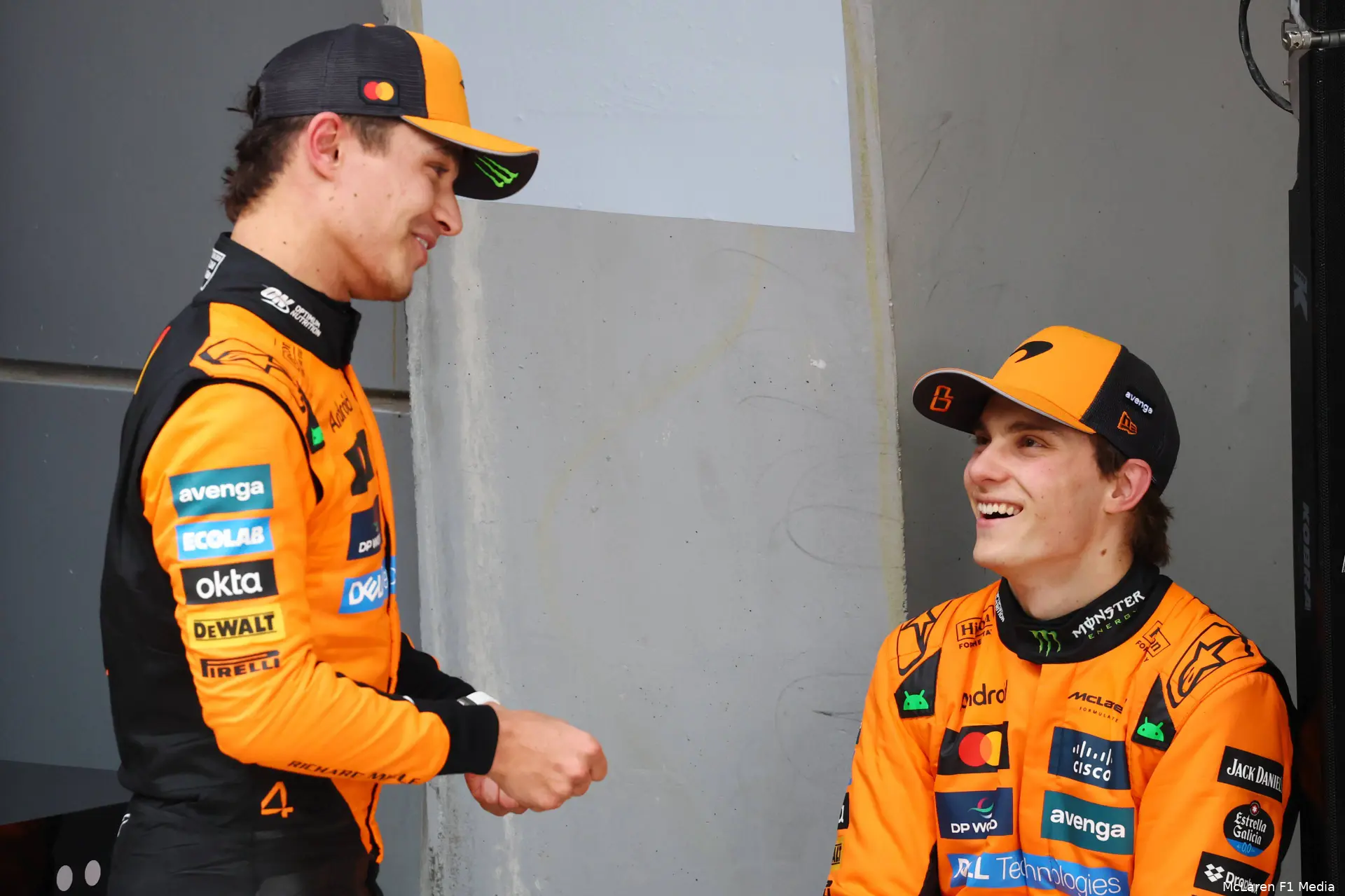 oscar piastri lando norris handjes mclaren china win