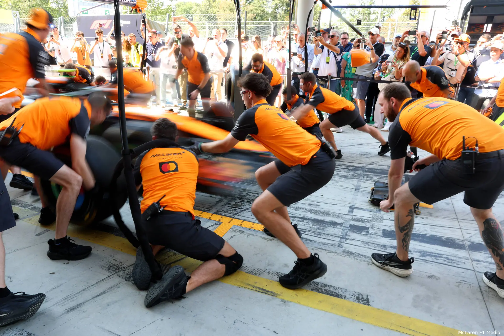 mclaren-pitstop-oefenen