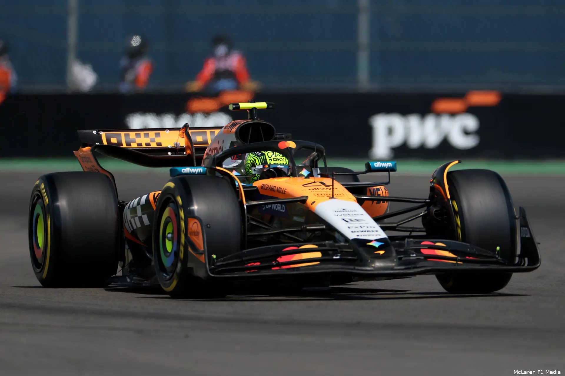 lando-norris-mclaren-mexico-zaterdag-2025
