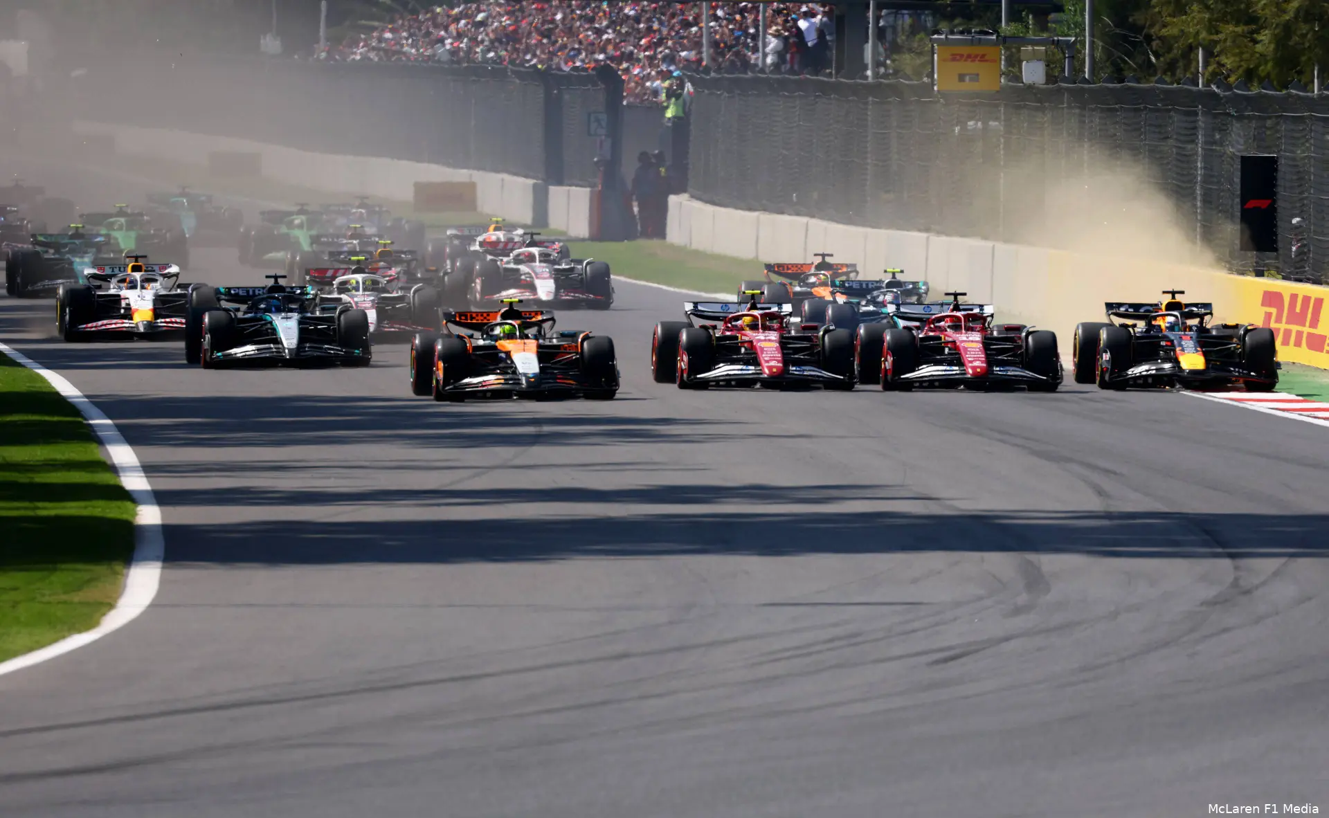 max-verstappen-red-bull-racing-george-russell-mercedes-lewis-hamilton-charles-leclerc-ferrari-lando-norris-mclaren-start-mexico-zondag-2025
