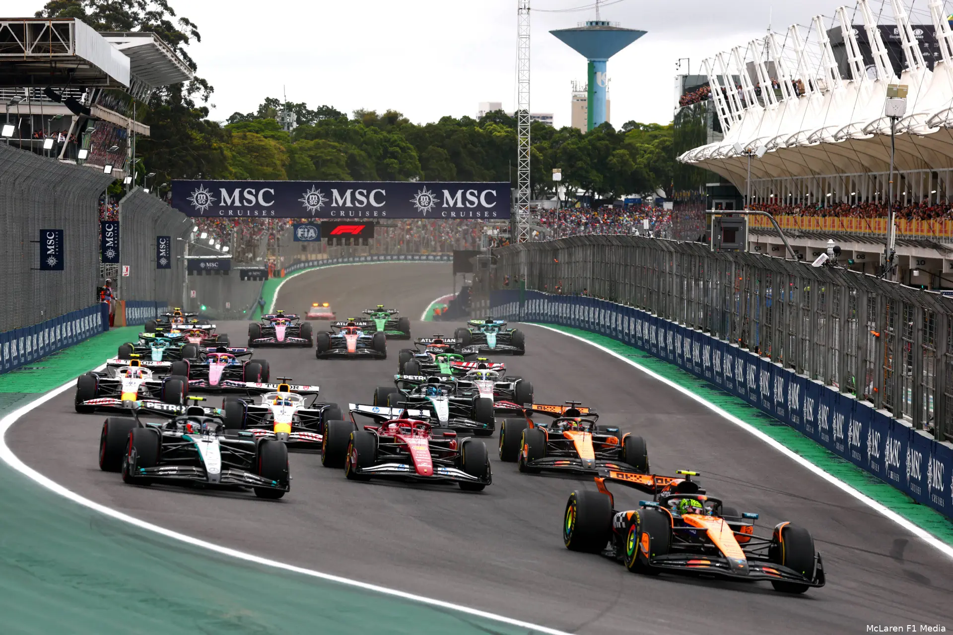 charles-leclerc-ferrari-kimi-antonelli-mercedes-george-russell-isack-hadjar-liam-lawson-racing-bulls-oscar-piastri-lando-norris-mclaren-gp-start-sao-paulo-brazilie-2025-zondag
