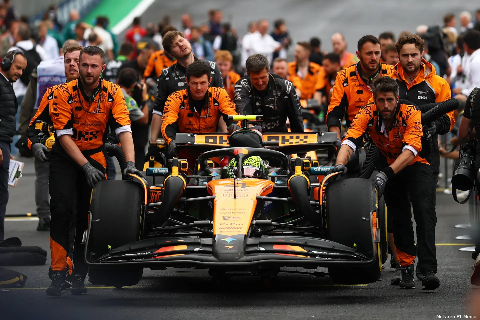 lando-norris-zaterdag-brazilië-sprint-mclaren-2025