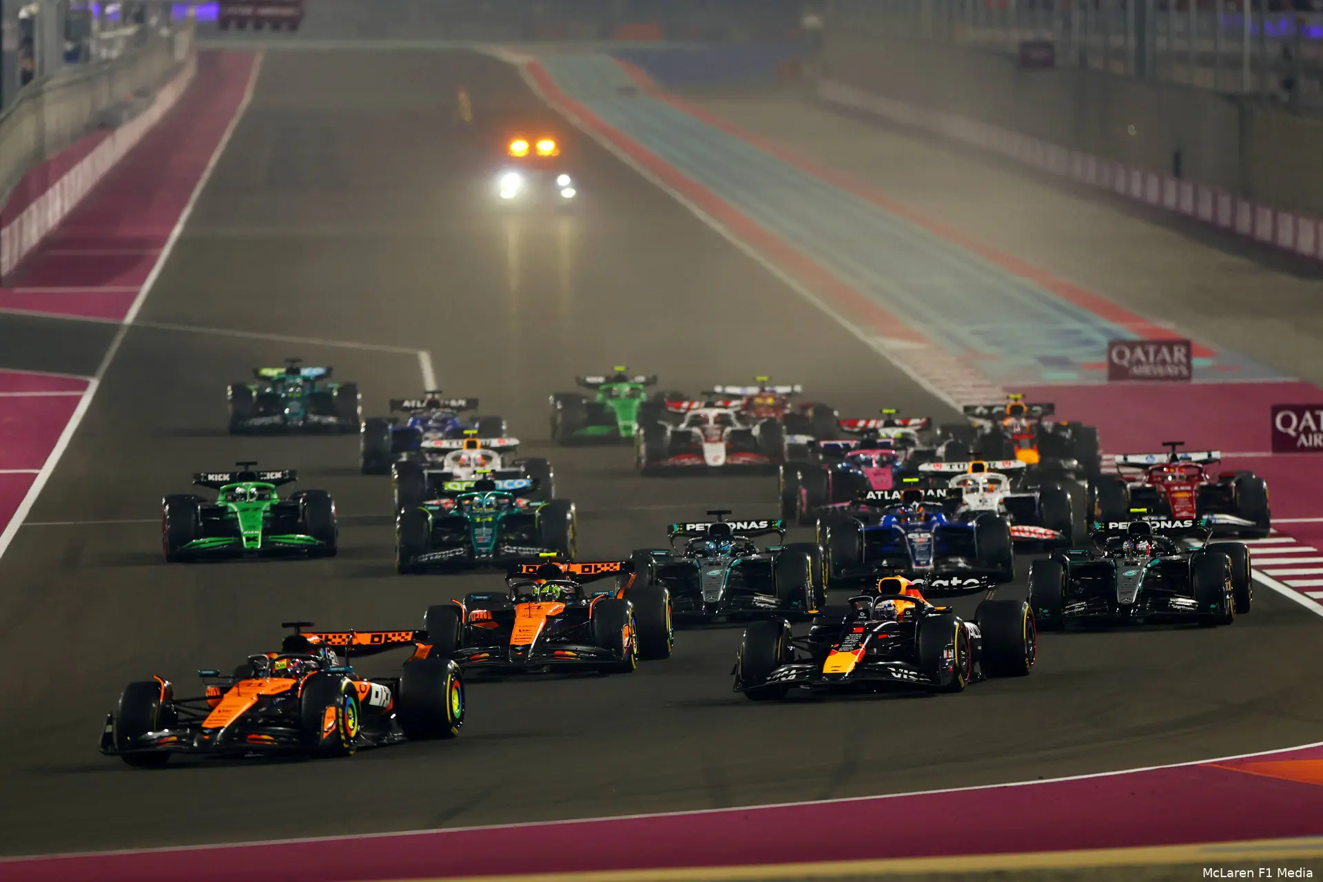 oscar-piastri-mclaren-max-verstappen-red-bull-racing-gp-qatar-2025-zondag-lando-norris-start