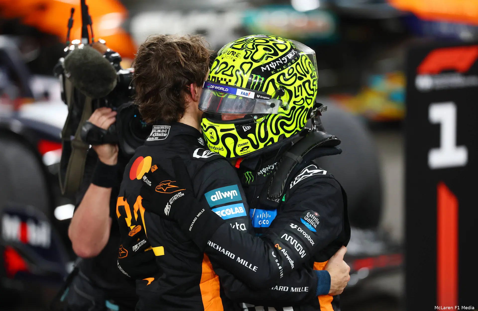 lando-norris-mclaren-gp-abu-dhabi-2025-zondag-oscar-piastri-2